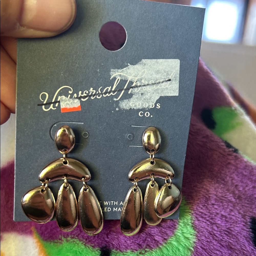 Universal Thread Gold Teardrop Earrings NWT - Picture 3 of 5